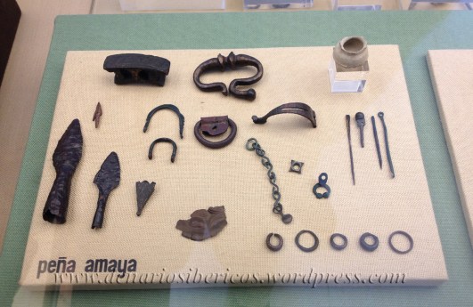 Vitrina con objetos hallados en Peña Amaya. Museo de Burgos