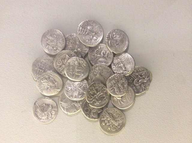 Denarios romanos del tesorillo expuestos en el Museo Arqueológico de Córdoba