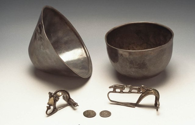 Dos cuencos, dos fíbulas y dos denarios del tesorillo del Cerro del Peñón. (Foto: Museo de Córdoba)