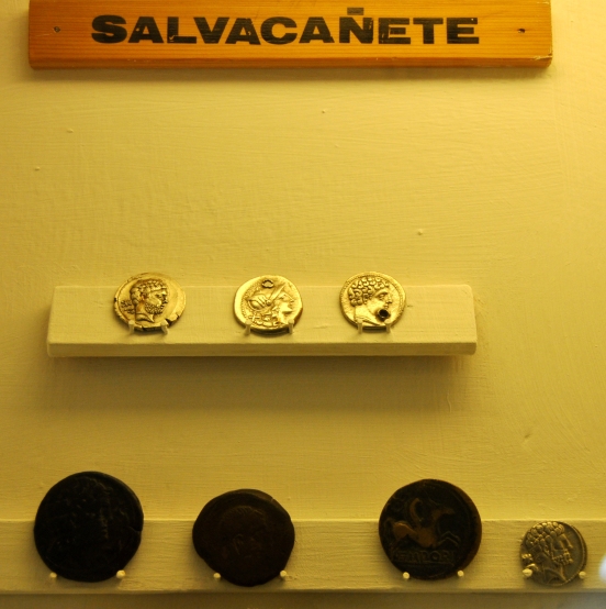 Denarios del tesorillo de Salvacañete (los bronces no pertenecen al mismo) conservados en el Museo de Cuenca. Foto gentileza de Santiago Abella.