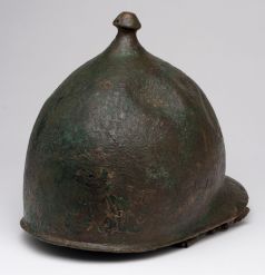 casco romano (siglo I a.C) tipo montefortino C, hallado en el Piquete de la Atalaya. (foto Museo de Zaragoza)